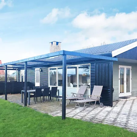 Beachfront Family Retreat Holiday home